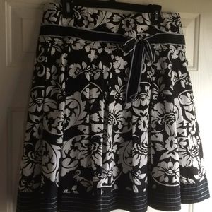 Larry Levine 10 Floral Skirt Cotton Black & White